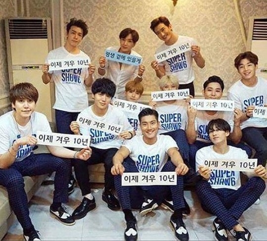 人気グループSUPER JUNIORがデビュー10周年を迎え、所属事務所SMエンターテインメントの代表イ・スマン氏との写真を公開した。