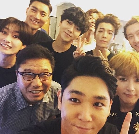 人気グループSUPER JUNIORがデビュー10周年を迎え、所属事務所SMエンターテインメントの代表イ・スマン氏との写真を公開した。
