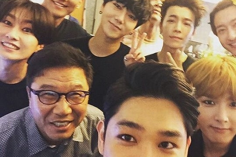 人気グループSUPER JUNIORがデビュー10周年を迎え、所属事務所SMエンターテインメントの代表イ・スマン氏との写真を公開した。