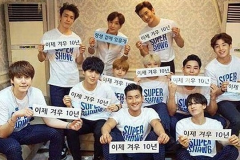 人気グループSUPER JUNIORがデビュー10周年を迎え、所属事務所SMエンターテインメントの代表イ・スマン氏との写真を公開した。 人気グループSUPER JUNIORがデビュー10周年を迎え、所属事務所SMエンターテインメントの代表イ・スマン氏との写真を公開した。