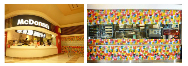 「マクドナルド イオンモールりんくう泉南店」のカウンター前（左）とオープンキッチン（右）（マクドナルド発表資料より）