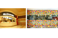 「マクドナルド イオンモールりんくう泉南店」のカウンター前（左）とオープンキッチン（右）（マクドナルド発表資料より）