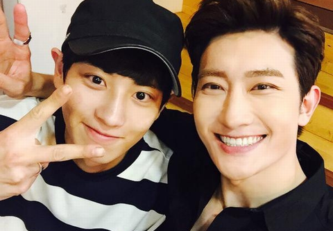 SUPER JUNIOR-Mのチョウミが、コンサート会場に駆けつけたEXOのチャンヨルとの微笑ましいツーショットを公開した。