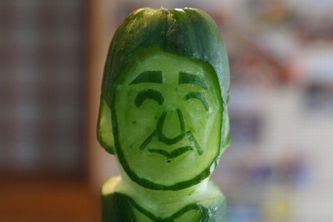 旬の人をきゅうりで制作⁉（JA全農東北6県本部発表資料より）