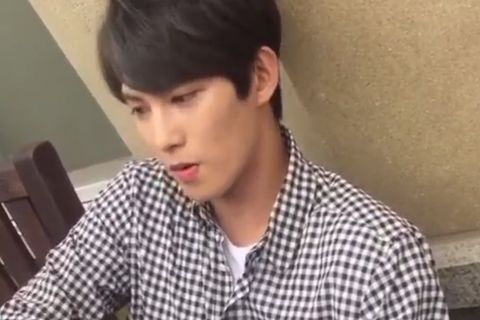 CNBLUEイ・ジョンヒョンが熱唱する姿が映った動画が公開され、ファンたちの注目を集めている。