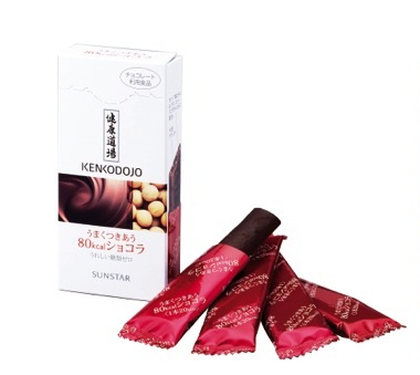 健康道場 <うまくつきあう80kcalショコラ>の箱デザインと内容物(写真:サンスター発表資料より)