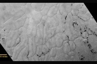 冥王星のハート形の領域に広大な氷の平原　クレーターは確認できず=ニュー・ホライズンズが観測（Image Credit: NASA/JHUAPL/SWRI）