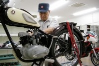 ヤマハ発動機の豊岡工場内には専用のレストア(復元)室が設けられ、日々歴史車両の復元作業が進められている