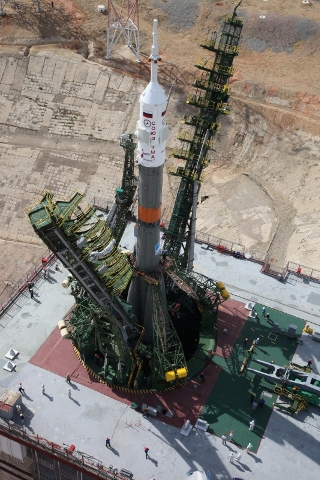 油井飛行士ら搭乗のソユーズFGロケット、大地に立つ　7月23日打ち上げ（Image Credit: Roskosmos）