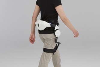 歩行訓練機器「Honda歩行アシスト」の装着例（写真提供：本田技研工業）
