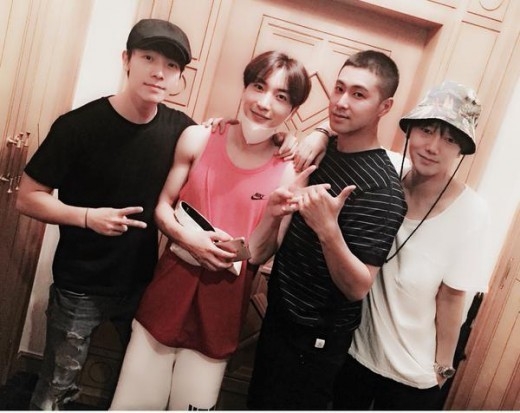 東方神起ユノ・ユンホが軍入隊の前夜をSUPER JUNIORと共に過ごした。