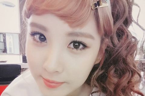 少女時代のソヒョンが、ヘアメイク中に撮ったキュートなセルフショットを公開した。