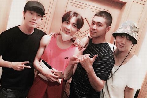 SUPER JUNIORのイェソンが、21日から兵役に就く東方神起のユンホとのショットを公開した。