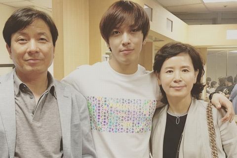 CNBLUEのチョン･ヨンファが、コンサート会場で撮った両親とのスリーショットを公開した。
