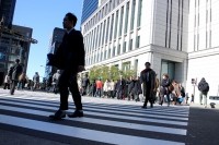 60代のシニアのうちおよそ半数が「働きたい」と考えているが、60代前半と後半とでは働く意思や賃金、および雇用形態が大きく異なることが分かった