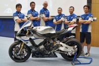 「team R1&YAMALUBE(写真左から3名)」と「磐田レーシングファミリー(写真右から3名)」、マシンはYZF-R1M。