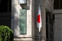 23日、財務省は6月の貿易統計速報(通関ベース)を発表。それによれば、輸出から輸入を差し引いた貿易収支は690億円の赤字。前年同月は8341億円の赤字であり、5月は2172億円の赤字であった