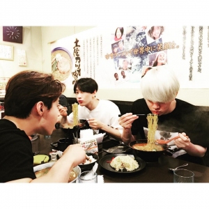 SMTOWNの公演のため大阪を訪れたSUPER JUNIORのウニョク、ヒチョル、カンインが、ラーメンを堪能する姿を公開した。