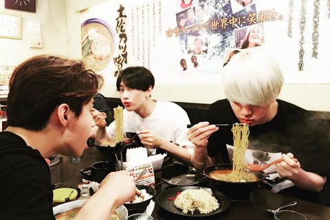 SMTOWNの公演のため大阪を訪れたSUPER JUNIORのウニョク、ヒチョル、カンインが、ラーメンを堪能する姿を公開した。