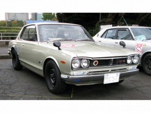 1970年に4ドアセダンGT-Rから2ドアHT・GT-Rにスイッチした初代GT-R。搭載エンジンはショートストローク&高回転型のR380用エンジンGR8型をディチューンしたS20型。それまでの国産ユニットとは別モノの本格的な気筒あたり4バルブのツインカムエンジンだった 1970年に4ドアセダンGT-Rから2ドアHT・GT-Rにスイッチした初代GT-R。搭載エンジンはショートストローク&高回転型のR380用エンジンGR8型をディチューンしたS20型。それまでの国産ユニットとは別モノの本格的な気筒あたり4バルブのツインカムエンジンだった