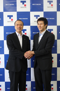 東京ガス 代表取締役社長 広瀬道明氏（左）とグラスゴー2015 IPC世界水泳選手権大会 日本代表 木村敬一選手（東京ガス所属）（東京ガスの発表資料より）
