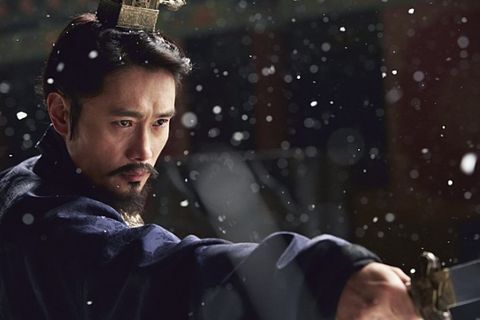 韓流スターイ・ビョンホンが、“脅迫事件”以来初めて韓国での公式の席に姿を現し、頭を下げて謝罪の意を伝えた。