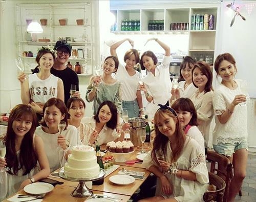 韓流スターのペ・ヨンジュン(43)がついに一人の女性と永遠の愛を誓い、話題を呼んでいる。