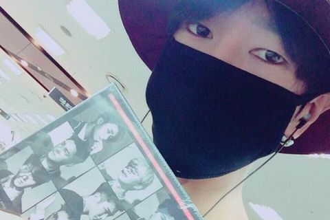 SUPER JUNIORのイェソンが、SUPER JUNIORのニューアルバム「DEVIL」の購入報告とともに、その記念ショットを公開した。