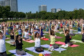 5万人がヨガを楽しむ「ヨガフェスタ横浜」の様子（ヨガフェスタ事務局の発表資料より）