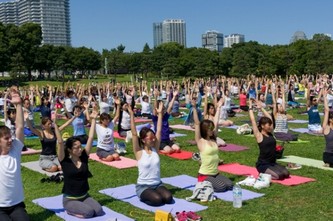 5万人がヨガを楽しむ「ヨガフェスタ横浜」の様子（ヨガフェスタ事務局の発表資料より）