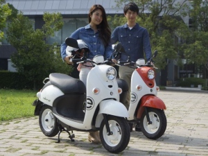 ボディカラーは、ビビッドイエローイッシュレッドメタリックとホワイトメタリックの2色用意。本体価格21万9000円 ボディカラーは、ビビッドイエローイッシュレッドメタリックとホワイトメタリックの2色用意。本体価格21万9000円