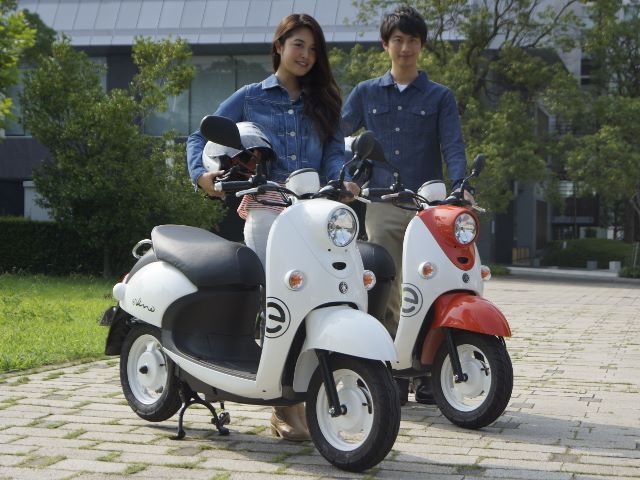 ボディカラーは、ビビッドイエローイッシュレッドメタリックとホワイトメタリックの2色用意。本体価格21万9000円