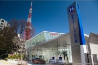 トヨタのFCV「MIRAI」のショールームと岩谷の水素ステーションが合体した東京・芝公園に出来た都内初の施設