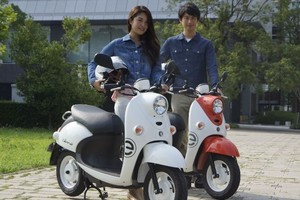 ボディカラーは、ビビッドイエローイッシュレッドメタリックとホワイトメタリックの2色用意。本体価格21万9000円
