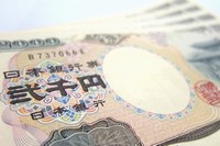 2015年3月期の国内銀行101行の平均年間給与は616万円だった。