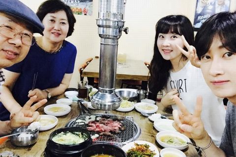 SUPER JUNIORのウニョクが、父親の誕生日を祝って家族で食事をする姿を公開した。