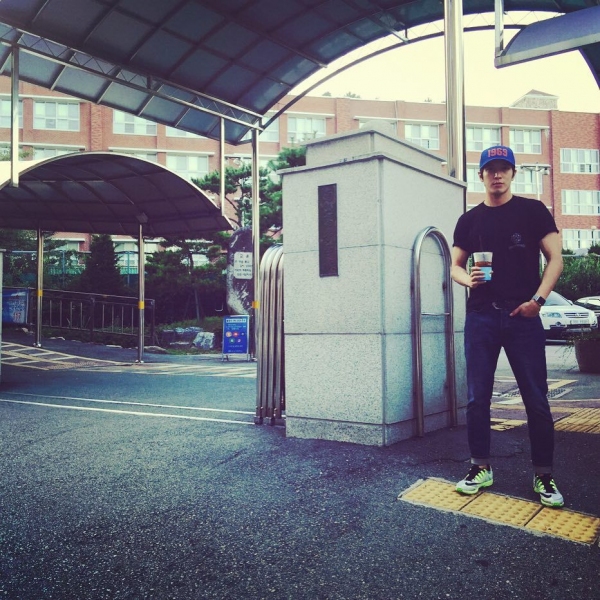 CNBLUEのチョン・ヨンファが、釜山にある出身高校を訪れた際の様子を公開した。