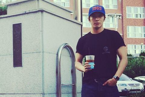 CNBLUEのチョン・ヨンファが、釜山にある出身高校を訪れた際の様子を公開した。