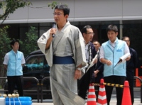 メタウォーター＜９５５１＞（東１）は３日昼、本社ビル（東京都千代田区）横の広場で打ち水大作戦を開催し、参加者らが一斉に打ち水を行った（写真）。