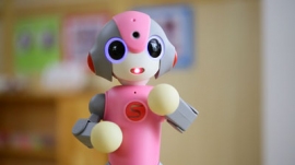 世界初となる園児見守りロボット「MEEBO」（ユニファの発表資料より）