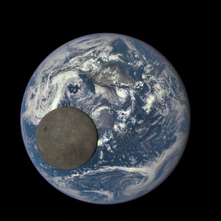青く輝く丸い地球の表面を月が通過する様子=NOAA/NASAの人工衛星が撮影（Image Credit: NASA/NOAA）