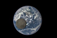 青く輝く丸い地球の表面を月が通過する様子=NOAA/NASAの人工衛星が撮影（Image Credit: NASA/NOAA）