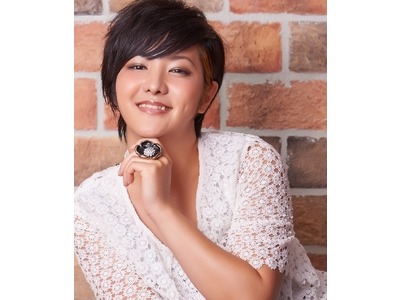 フィナーレでテーマソングを披露する歌手・希良梨（きらり）さん（多文化おもてなしフェスティバル2015実行委員会の発表資料より）