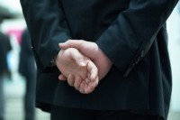 調査は文科省が今年7月、全国の国公私立大学(合計62校)と短期大学(20校)の就職指導担当部門、および16年卒で就職を希望する学生3934人を対象に実施。対象となる学校等は、大学などの規模を考慮して抽出した。回答率は100%(「平成27年度就職・採用活動時期の変更に関する調査」)。