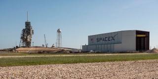 ケネディ宇宙センター、ファルコン・ロケット用格納庫と第39A発射台をつなぐ道路が完成（Image Credit: NASA）