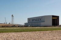 ケネディ宇宙センター、ファルコン・ロケット用格納庫と第39A発射台をつなぐ道路が完成（Image Credit: NASA）