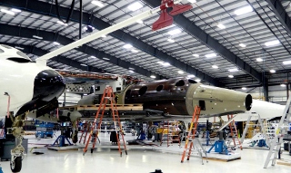 民間宇宙船「スペースシップツー」の2号機、建造着々　年末の完成目指す（Image Credit: Virgin Galactic）