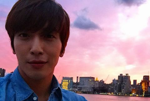 CM撮影のためニューヨークに滞在中のCNBLUEチョン・ヨンファが、現地の美しい景色とともにセルフショットを公開した。