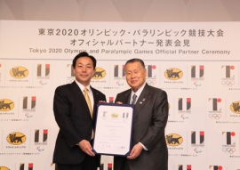 東京オリンピック・パラリンピック競技大会組織委員会会長の森喜朗氏(右)とヤマトホールディングス代表取締役社長山内雅喜氏(ヤマトホールディングスの発表資料より) 東京オリンピック・パラリンピック競技大会組織委員会会長の森喜朗氏(右)とヤマトホールディングス代表取締役社長山内雅喜氏(ヤマトホールディングスの発表資料より)