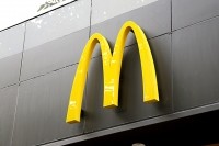 7日に日本マクドナルドが2015年7月の売上高(既存店ベース)を発表。それによれば、前年同月比12.6%ダウンとこれで18ヶ月連続で前年を下回ったものの、6月よりも減少率は改善した。